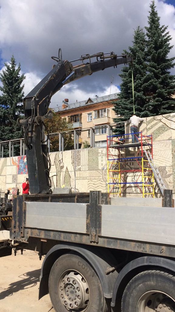 перевезти стенд манипулятором