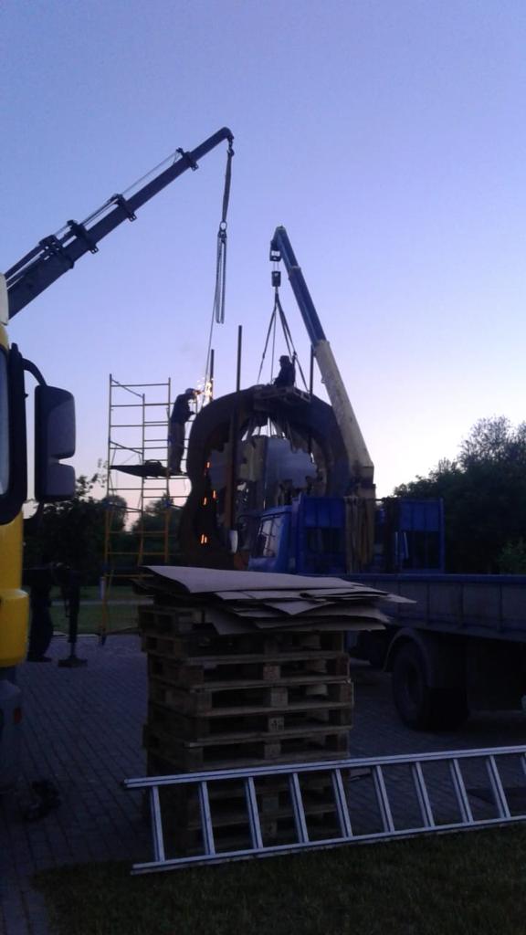 Автомобиль с манипулятором за работой